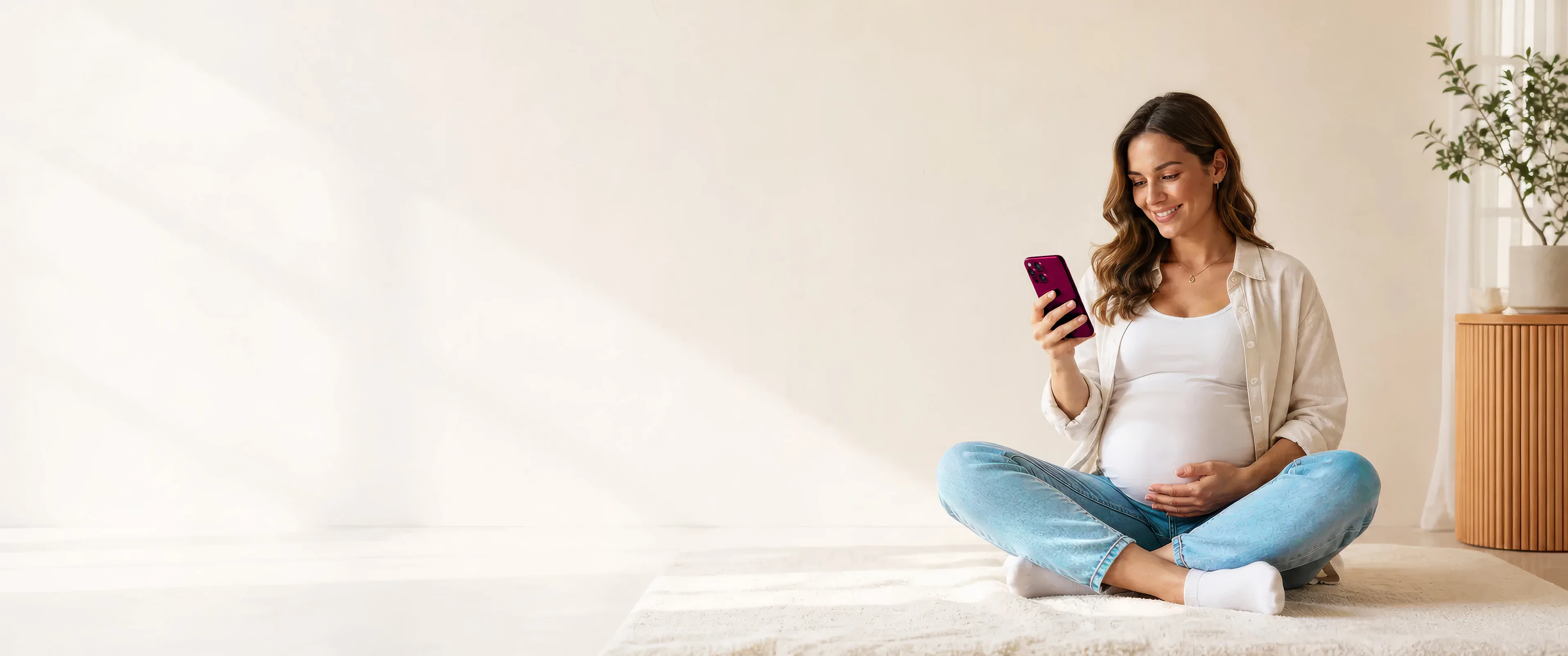 Schwangere Frau nutzt entspannt die Elterngeld Buddy App