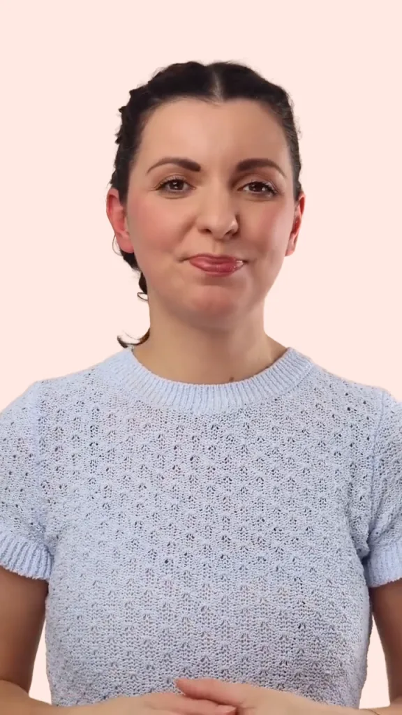Paulina erklärt in die Kamera, wie Elternzeit angemeldet wird