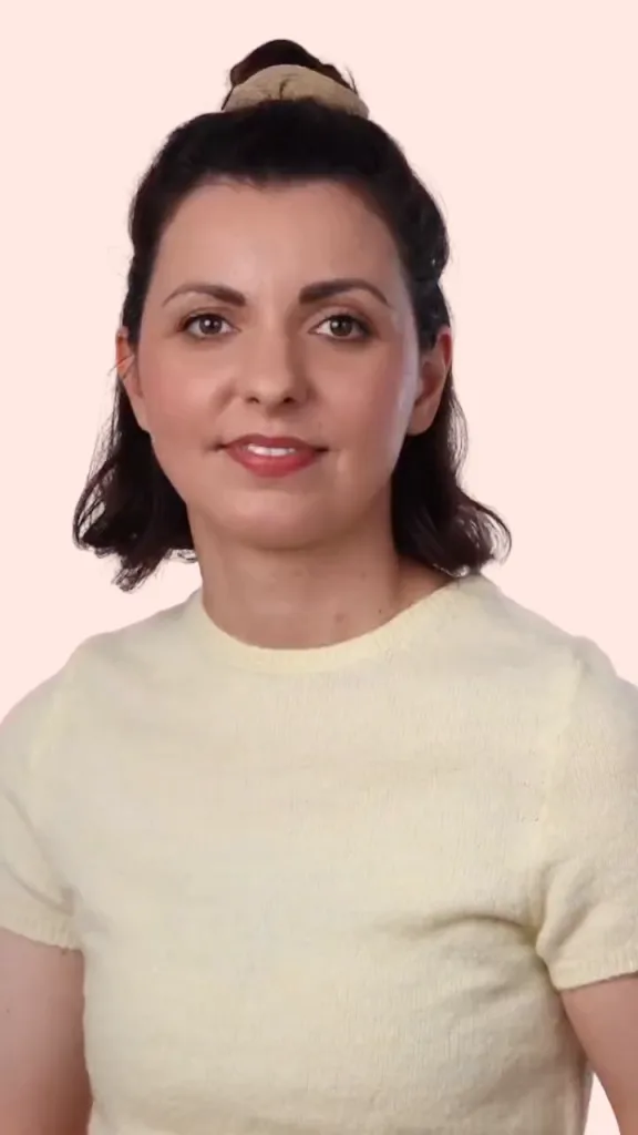 Paulina erklärt in die Kamera, worauf es bei der Planung der Elternzeit ankommt